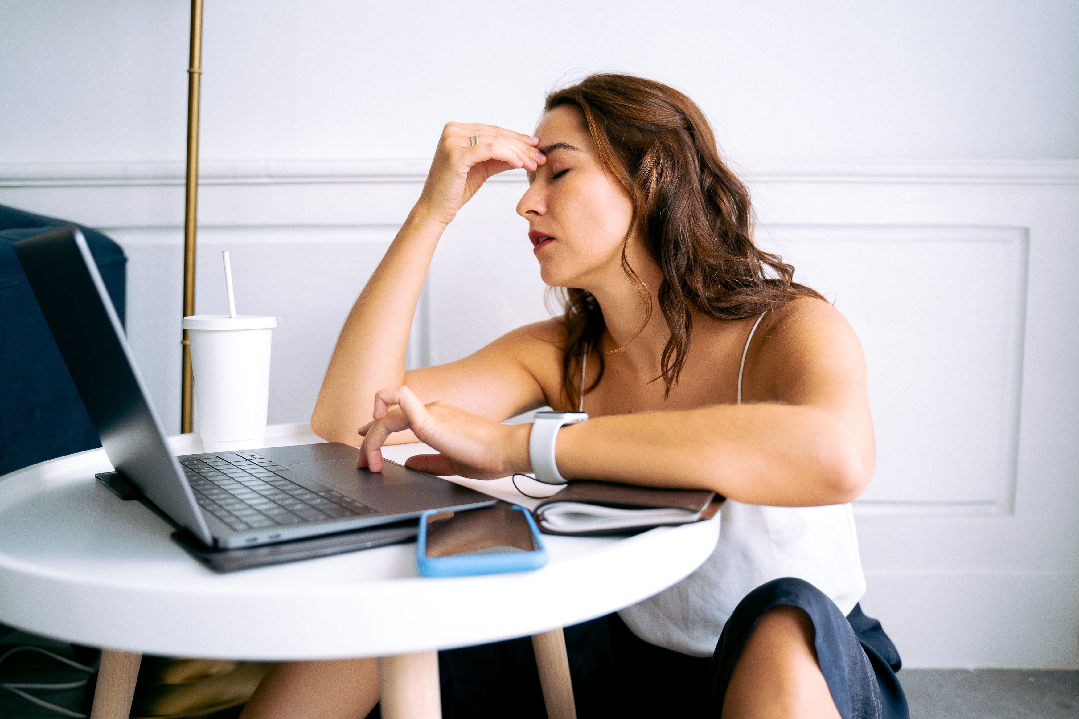 Mujer experimentando parálisis por sobrepensamiento